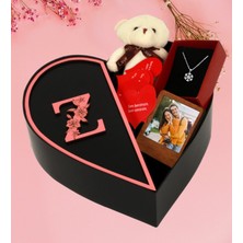 Kişiye Özel Kalpli Kutu Baş Harf Tasarımlı Kalp Kutu ve Peluş Ayıcık Anahtarlık Çerceve Kartanesi Kolye ve Aşk Sözleri (Pembe-Sıyah)