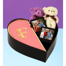 Kişiye Özel Kalpli Kutu Aynalı Pleksi Baş Harf Tasarımlı Kalp Kutu ve Çift Peluş Ayıcık Anahtarlık Çerçeve (Pembe-Altın)