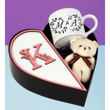 Kişiye Özel Baş Harf Tasarımlı Kalp Kutu ve Peluş Ayıcık Anahtarlık ve Sonsuzluk Tasarımlı Çift Baş Harf Fincan