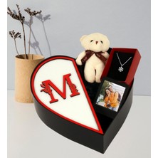 Kişiye Özel Kalpli Kutu Baş Harf Tasarımlı Kalp Kutu ve Peluş Ayıcık Anahtarlık Çerceve ve Kartanesi Kolye (Kırmızı-Beyaz)