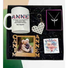 Anneler Gününe Özel Canım Annem Ahşap Çerçeve Melek Kolye Inci Kalp Anahtarlık ve Çiçek Anne Tasarımlı Kupa Bardak