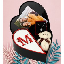 Kişiye Özel Kalpli Kutu Baş Harf Tasarımlı Kalp Kutu ve Peluş Ayıcık Anahtarlık ve Kartanesi Kolye (Kırmızı-Beyaz)