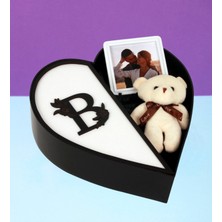 Kişiye Özel Kalpli Kutu Baş Harf Tasarımlı Kalp Kutu ve Peluş Ayıcık Anahtarlık Çerçeve Sevgiliye Özel (Beyaz-Siyah)
