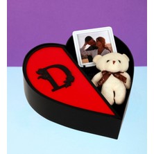 Kişiye Özel Kalpli Kutu Baş Harf Tasarımlı Kalp Kutu ve Peluş Ayıcık Anahtarlık Çerçeve Sevgiliye Özel (Kırmızı-Siyah)