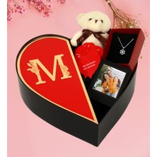 Kişiye Özel Kalpli Kutu Baş Harf Tasarımlı Kalp Kutu ve Peluş Ayıcık Anahtarlık Çerceve Kartanesi Kolye ve Aşk Sözleri (Kırmızı-Altın)