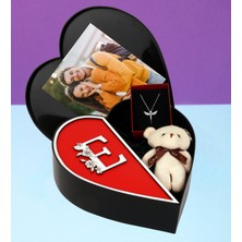 Kişiye Özel Kalpli Kutu Baş Harf Tasarımlı Kalp Kutu ve Peluş Ayıcık Anahtarlık ve Melek Kolye (Beyaz-Kırmızı)