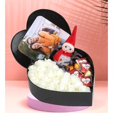 Kalp Tasarımlı Kutu Kişiye Özel Fotoğraflı New Kalp Kutu Çiçek Çikolata Buketi Işıklı Kardan Adam (Beyaz)