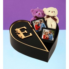 Kişiye Özel Kalpli Kutu Baş Harf Tasarımlı Kalp Kutu ve Çift Peluş Ayıcık Anahtarlık Siyah Çerçeve (Siyah-Gold)