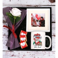 Kişiye Özel Yılbaşı Tasarımlı Beyaz Kupa Bardak Gül Demeti Çerçeve ve Seni Seviyorum Yazılı Madlen Çikolata