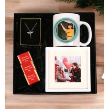 Öğretmenler Günü Kişiye Özel Tasarımlı Kupa Bardak Melek Kolye & Çerçeve ve Özel Madlen Çikolata (Std)