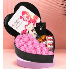 Anneler Gününe Özel Kalp Kutu Tasarımlı New Kalp Kutu Çiçek Çikolata Buketi Kartanesi Kolye ve Peluş Ayıcık Anahtarlık (Pembe)