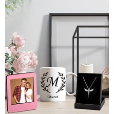 Kişiye Özel Baş Harf ve Isim Tasarımlı Kupa Bardak ve Resimli Pembe Çerçeve Melek Figürlü Kolye