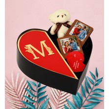 Kişiye Özel Kalpli Kutu Aynalı Pleksi Baş Harf Tasarımlı Kalp Kutu ve Peluş Ayıcık Anahtarlık Çerçeve ve Aşk Sözleri (Kırmızı-Altın)