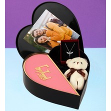 Kişiye Özel Kalpli Kutu Baş Harf Tasarımlı Kalp Kutu ve Peluş Ayıcık Anahtarlık ve Melek Kolye (Pembe-Altın)