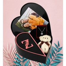 Kalpli Kutuda Kişiye Özel Baş Harf Tasarımlı Kalp Kutu ve Peluş Ayıcık Anahtarlık ve Kartanesi Kolye (Siyah-Pembe)