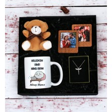 Kişiye Özel  Halledicem Ama Hangi Birini Tasarımlı Beyaz Kupa Ayıcık Anahtarlı Ahşap Çerçeve ve Melek Kolye Seti