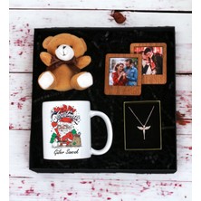 Kişiye Özel  Yılbaşı Tasarımlı Beyaz Kupa Ayıcık Anahtarlı 2 Li Ahşap Çerçeve ve Melek Kolye Seti