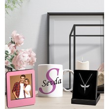 Kişiye Özel Baş Harf ve Isim Tasarımlı Kupa Bardak ve Resimli Pembe Çerçeve Melek Figürlü Kolye