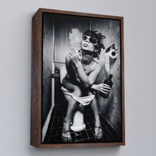 Kahverengi Çerçeveli Tuvalette Içki ve Sıgara Içen Kadın Kanvas Tablo