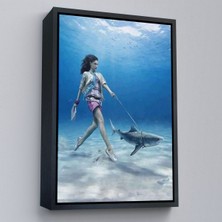 Çerçeveli Su Altında Köpek Balığı Gezdiren Kadın TABLOSU-6482