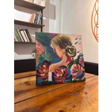 Kadının Sessiz Gücü Patiska Tasarım El Yapımı Akrilik Tablo | 30X30 cm | Kadın ve Çiçek Desenli
