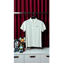İthal Nakış Logo Detaylı Beyaz Polo Yaka T-Shirt – Sade Şıklığın ve Kalitenin Buluşması
