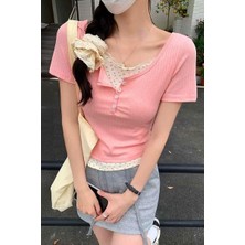 Pembe Düğmeli Ek Parçalı Dantel Yakalı Y2K Kısa Kollu Crop