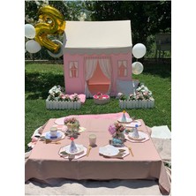 Pembe Çatılı Orta Boy Oyun Evi, Eğlence Dolu Çocuklar Için Güzel Mekan
