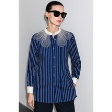 Kontrast Yaka Işlemeli Uzun Kollu Gömlek