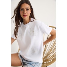 Shade Bisiklet Yaka Çiçek Aksesuarlı Kısa Kollu T-Shirt