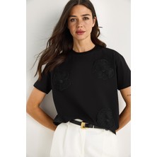 Shade Bisiklet Yaka Çiçek Aksesuarlı Kısa Kollu T-Shirt