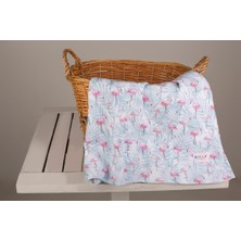 Beyaz Flamingo Desenli Iki Katlı Müslin Örtü, Şık ve Yumuşak Kullanım Sağlar.