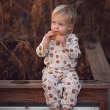 Antebies Organik Beyaz Kurabiye Canavarı Desenli Beli Lastikli Bağcıklı Uzun Kollu Erkek Bebek Body Eşofman Takımı
