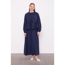 131036 Önü Fisto Detaylı Sıfır Yaka Kol Ucu Lastikli Dökümlü Beli Kemerli Önü Fisto Detaylı Etekli Takım