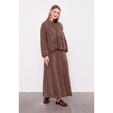 131036 Önü Fisto Detaylı Sıfır Yaka Kol Ucu Lastikli Dökümlü Beli Kemerli Önü Fisto Detaylı Etekli Takım