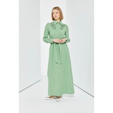 63065 Gömlek Yaka Ön Kısmı Boncuk ve Çiçek Işlemeli Boydan Düğmeli Cepli Beli Bağlamalı Elbise  #04-25#