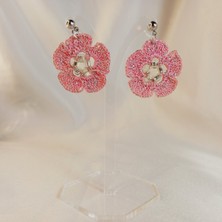 Crystal Atelier Bohem Tarz El Yapımı Örgü Çiçek Küpe | Günlük ve Özel Gün Kullanımı Için | Antialerjik Hafif Örgü Çiçek Küpe | El Emeği, Zarif Yazlık Küpe Tasarımı | Yaz, Plaj, Bahar Koleksiyonu Takı