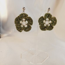 Crystal Atelier Örgü Çiçek Küpe | El Yapımı, Hafif ve Antialerjik | Yaz Modası Trend Takı | Günlük, Özel Gün ve Hediye Kullanımı | Kadın Aksesuar | Zarif ve Modern Tasarım Küpe Modeli | Kadın Küpe