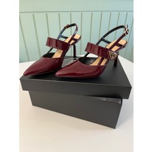 VANTÉ – Bordo Rugan Çift Bantlı Slingback Stiletto Modern çizgiler ve cesur bir renk… VANTÉ’nin bordo rugan çift bantlı slingback modeli, güçlü tasarım detaylarını zarif bir formda sunuyor.