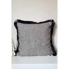 Siyah Beyaz Jakar Pötikare Dokulu Saçaklı Kırlent Kılıfı 43X43CM