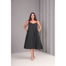 Kadın Büyük Beden Yıkamalı Ahşap Boncuk Detaylı Ayarlanabilir Ip Askılı Çift Cepli  %100 Pamuk V Yaka Elbise