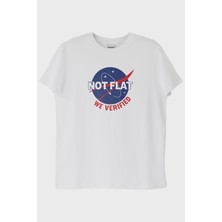 Nuugg Bilim ve Mizahı Birleştiren 'NOT Flat - We VERIFIED' Beyaz Tişört