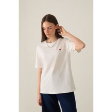 Amia&co.  Ekru Bisiklet Yaka Kısa Kollu Kalp Detaylı Basic T-Shirt