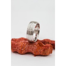 Rodyumlu Yarım Tur Broseli Unisex Gümüş Alyans