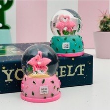 Sevimli Mini Flamingo ile Kar Küresi Dekoru, Şık ve Renkli Masa Süsü