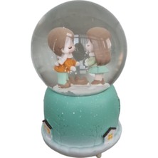 Işıklı Müzikli Iki Sevgili Cam Kar Küresi, Orta Boy, Yeşil Renkli Dekor Ürün.