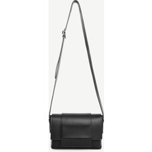 Deri Görünümlü Kemer Detaylı Çapraz Çanta