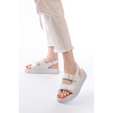 Bayan Sandalet 24413-572 Beyaz Günlük Dolgu Topuk Toka Aksesuarlı Kadın Sandalet