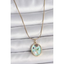 316L Çelik Gold Renk Zincir Mavi Çiçek Işlemeli Inci Detay Portre Model Kadın Kolye