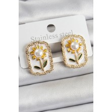 Pirinç Beyaz Mineli Papatya Figürlü Sanatsal Portre Model Gold Renk Kadın Küpe